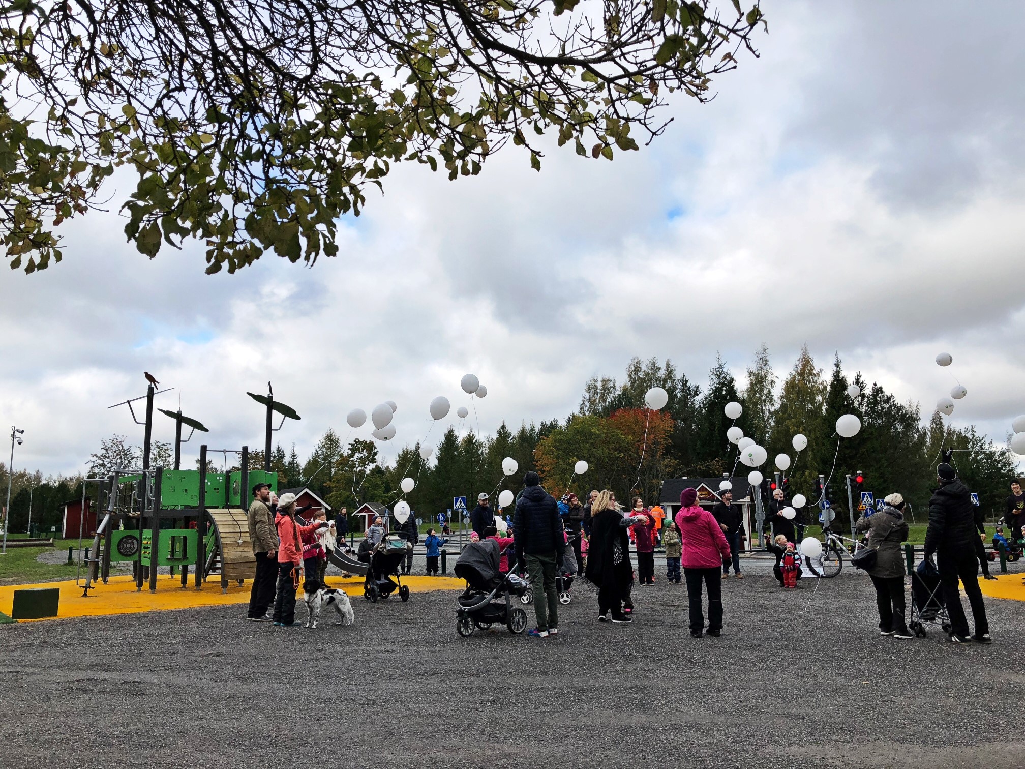 Avajaissa päästettiin ilmapalloja ilmaan
