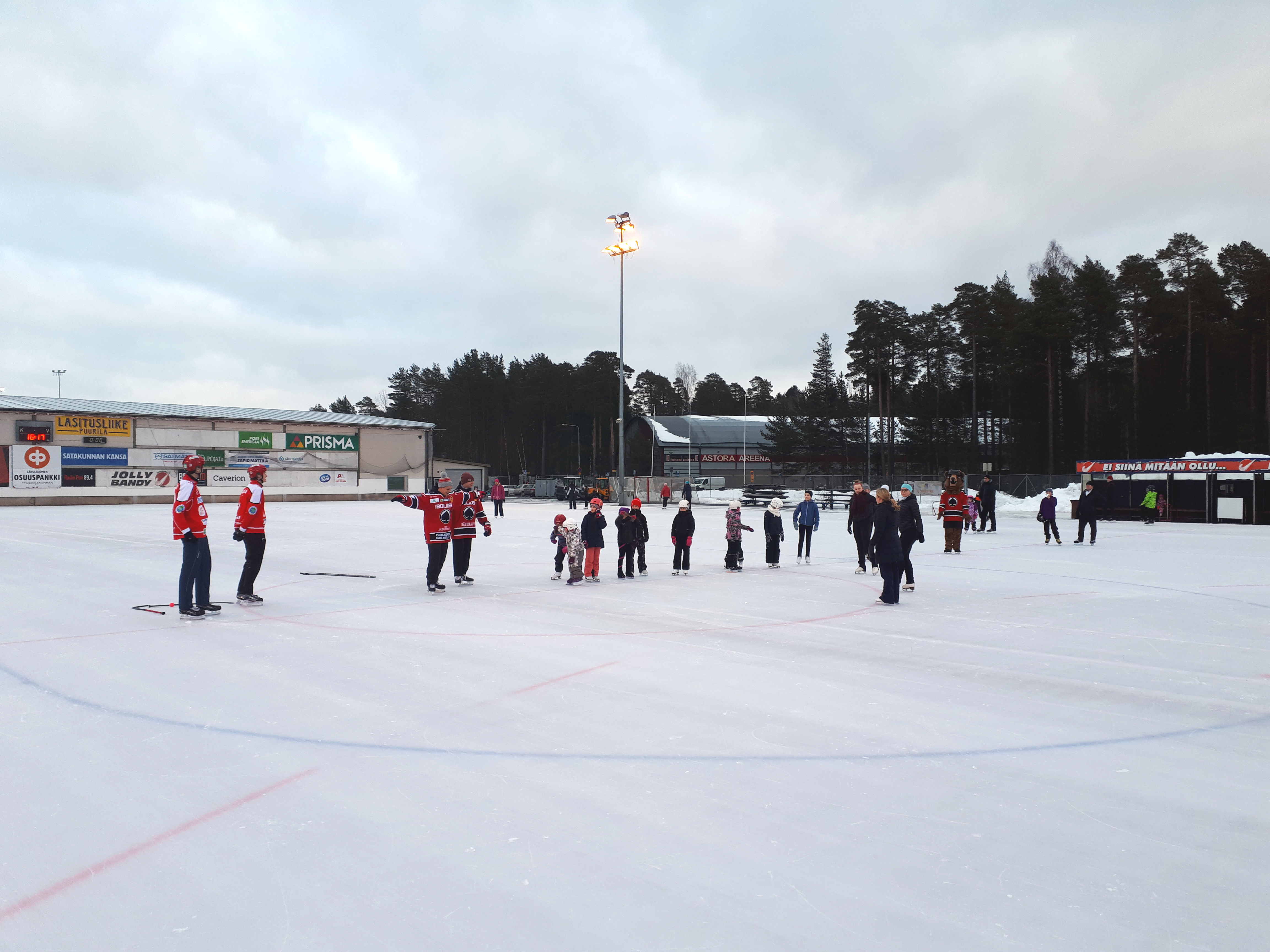 Ulkojääradalla luistelukoulu