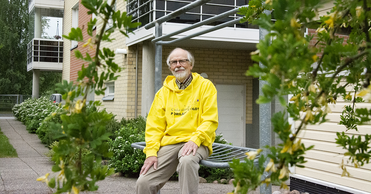 Jaakko Ahoranta taloyhtiön piha-alueella.