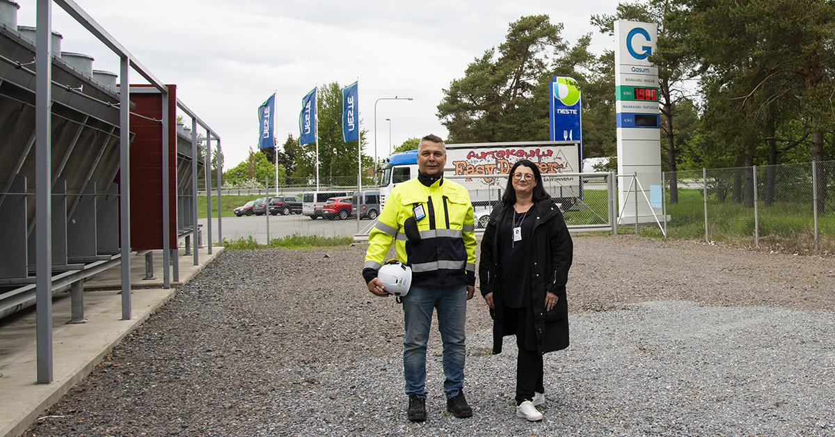 Markku Santikko ja Merja Heliniemi Tiilimäen lämpökeskuksen tontilla